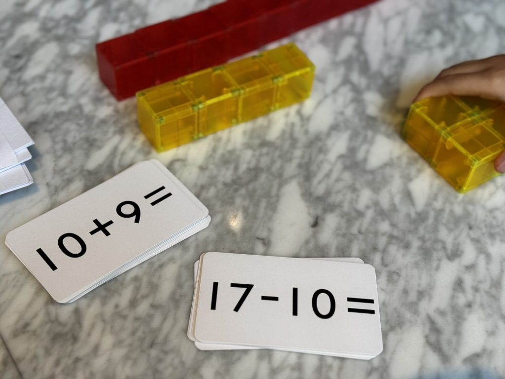 算式卡配合透明積木做加減 Flashcards with linking cubes for addition and subtraction