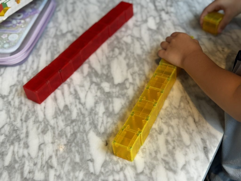 小朋友用積木排一排數數 Counting with connecting cubes